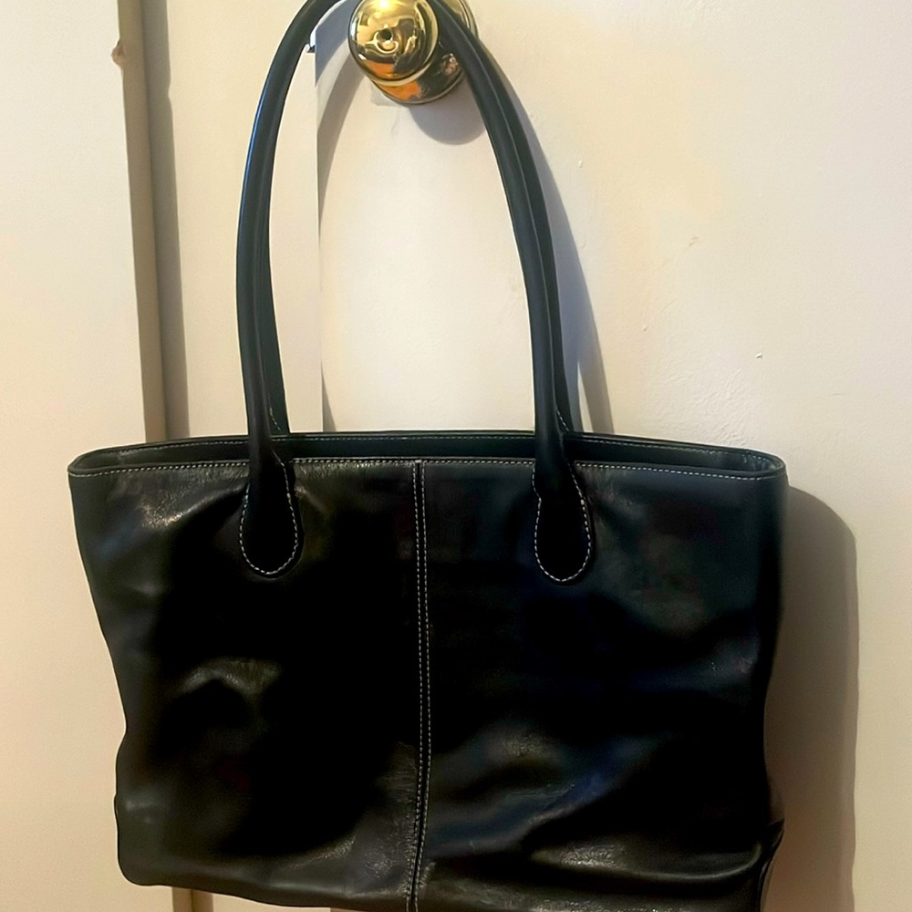 Beautiful black bag with cream color stitching. No blemishes or tears. Good.